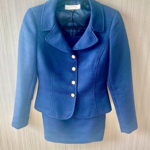 Beautiful brocade Tahari Women’s Skirt Suit, Size 2